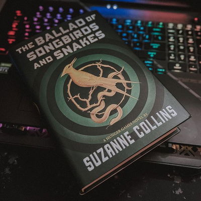 The Ballad of Songbirds and Snakes.
.
I usually post about books after I read them but this just arrived in the mail today and I’m in love with the cover. I was a huge fan of the Hunger Games in middle school and can’t wait to dive into this.
.
What are you reading these days?
.
Check out my amazing partners:
@everyday.di 🌸
@sinfulscythe 😈
@girlmeetsbacklog 🌼
🏷️ 
#hungergames #balladofsongbirdsandsnakes  #bookstagram #booklover #bookish #bookblogger #booknerd #bookphotography #bookreview