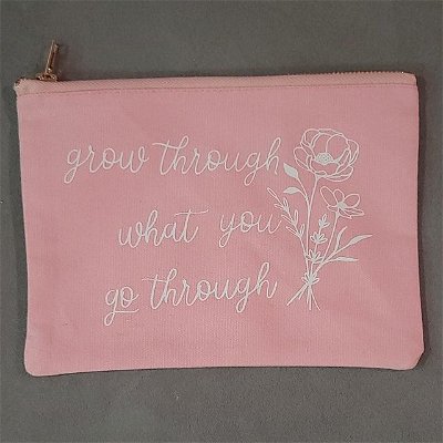 Such a useful little bag with an encouraging & lovely design. Love the rose gold zipper on it, too!

#growthroughwhatyougothrough 
#sisereasyweed #siserna