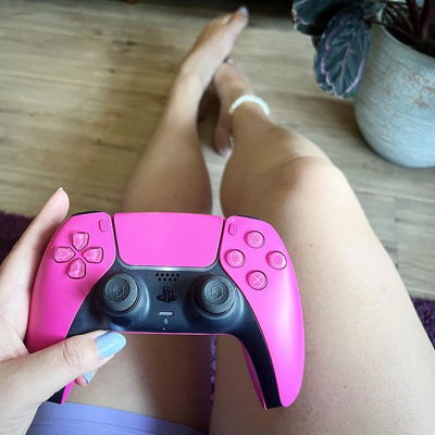 Your girl has been playing COD warzone and sucking at it. Many thanks to the people who helped me to get my first win. (Second game ever played). Also had some fun with fellow dutchies who mentioned I sound like a little girl.

💖

#babesofinstagram #legs #ps5 #playstation #playstationgamer #playstation5 #gamergirl #girlgamer #instagamer #dualshock #controller #instagame #gamerunite #gamenight  #pinkaesthetic #controllergang #videogames #summervibes #selfie #dutch #dutchgamer #dutchgamergirl #fitgirl #skullnco