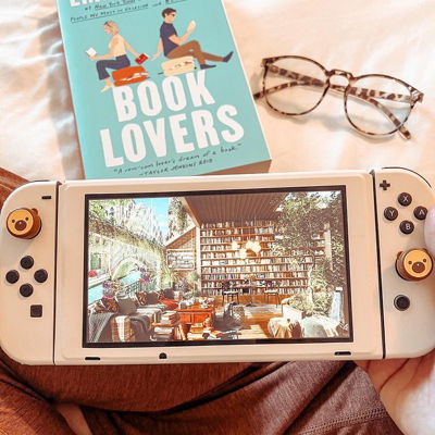 happy national book lovers day 📖
Reading is my favorite hobby✨ When I’m feeling lost I can always find an escape in books🥰 Go out and buy yourself a book today, you deserve it! (yes, even if you have a neverending tbr..I relate, I won’t judge🫶🏻