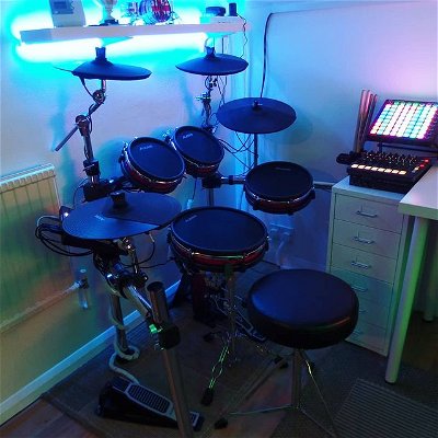 My new Alesis Crimson II kit 🥁❤.
.
.
.
#alesis #alesisdrums #electronicdrums #drum #drums #drumlife #drumheads #drummer #drummers #drumming #edrums #instadrum #instadrummer #drummersofinstagram #music #drumporn #novation #novationlaunchpad #novationlaunchcontrol #novationlaunchcontrolxl
