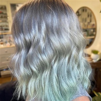 Feeling a little minty fresh today 🌿

She said “I wanna do silver, but I also kinda like the way the blue faded from last time.” WHY NOT BOTH? 

#pulpriot #pulpriothair #pulpriotsilvertoner #minthair #silverhair