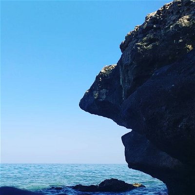 مبتهج بمنظر البحر .. يشبه قليلا شخصية المخلوق البرمائي في فلم the shape of water 
He is enjoying the view ... Looks like the human-like amphibian in the shape of water movie 
#oman  #muscat #sur #tiwi #beach  #rocks  #rockface #nature #wonderfull #shotoneplus #the_shape_of_water #amphibian_man  #عمان #مسقط #صور #طيوي #بحر #صخر #وجه #طبيعية #برمائي