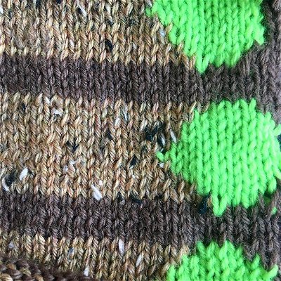 Working on a 2nd version, now with lime green :) I’m liking this much more.
.
Second photo is some planning for a customizable bandana inspired by Zelda.
.
#knitting #knittersofinstagram #intarsia #madebyme #zelda