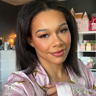 Getting glammed to sit in pjs all day🤩 

#beauty #influencer #explorepage