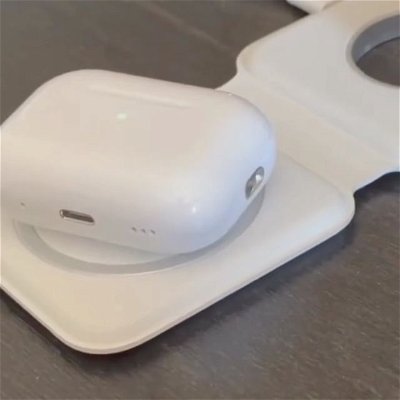AirPods Pro 2 include the new MagSafe Charging case. 🧲 🎧 It has magnets that align with any MagSafe charger, and it reports its battery status to your iOS device. It has a speaker that alerts you when charging and helps find it when lost, and a lanyard loop that lets you attach it to anything. #airpods #airpodspro2 #airpodspro #magsafe #headphones #apple #techtips #techreels