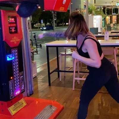Ultimate PUNCH! 🤜🏼🔥 I surprised myself with my first score, so I started chasing the high score 😂 I didn’t quite get it but @fitforpurposetv smashed it, of course 👏🏼👏🏼👏🏼 It’s been so nice having a few days off but I’ll be back on stream tomorrow morning! 👑 #arcade #gamer