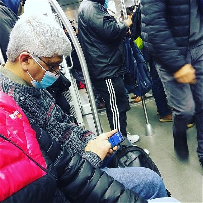Venía en el metro y Vi a este caballero jugando #pokemongo y menos mal que los juegos son para cabros chicos ...