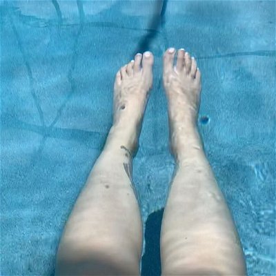 Summertime = pool time
I dare you to join me & my pretty feet in the pool on this lovely day

#footfettish #poolday #footworshi̇p #legfetishnation #toefetishnation #feetpicswanted #feetgram #footfetishgirl #feetinthepool #👣 #🦶