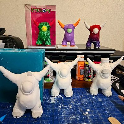 Different stages of the process... Check out the Eyeclops,  available this Saturday at @gritcitycomicshow . I'll have these guys at my booth in the Artist Alley. Come by and say hi!
.
.
#gritcitycomicshow #gritcitycomicon #arttoys #eyeclops #childrenofocculon #eyeguys #artistalley #comicart #comicon #tacoma #wip