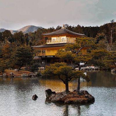 golden hour. 

#hellofrom Kinkaku-ji, Kyoto, Japan (金閣寺、京都、日本。)