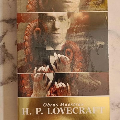 💰$190
📓 OBRAS MAESTRAS
✍ H.P. LOVERCRAFT
📖 Howard Phillips Lovecraft (1890-1937), ha ejercido una influencia incalculable sobre sucesivas generaciones de autores de ficción terrorífica, fue un gran innovador de ese género, al que aportando una mitología propia cambio de la herencia medieval del gótico a los abismos atemporales del horror cósmico. Sus narraciones de tono serio y solemne, expresan situaciones vagas e indefinibles que crean sensaciones de inseguridad y desordenan la realidad espacial y temporal de sus protagonistas. Asi incorpora a los conocidos escenarios de fantasmas y muertos vivientes, elementos de ciencia ficción tales como razas alienígenas, viajes en el tiempo, antiguos dioses crueles y vengativos y existencia de otras dimensiones en el espacio que habitamos. Pese a esto, Lovecraft no encontró el éxito sino hasta después de su muerte, no obstante, su falta de popularidad no le causó conflicto ya que fiel a sus ideas afirmó que "Un caballero no intenta darse a conocer, deja eso para los egoístas, arribistas y mezquinos"