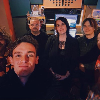 Last week we made our finest work yet with the crew at Magic Garden Studio, in England 🇬🇧
Huge thanks to Gavin @magicgardenstudio @liamradburn_ and @loumusic_ for their great hospitality and expertise, and moreover thanks to all of you who helped donate to make this happen ❣️Stay tuned !