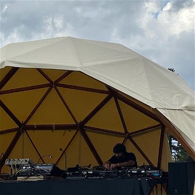 F-On ( @apomeda ) warming up the dance-floor for @parallelfestival 2022 in the magical mountains at the outskirts of Barcelona!

#parallelfestival2022 #parallelfestival #festival #openair #deeptechno #techno #electronicmusic