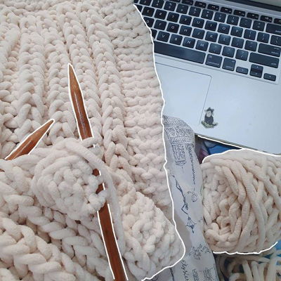 𝓚𝓷𝓲𝓽𝓽𝓲𝓷𝓰 𝓽𝓲𝓶𝓮
I've been spending a lot of time knitting lately~ Knitting a scarf with fisherman's rib pattern. It took me quite a long time to understand and completely get used to it. So far, it's been progressing well <3 

💭 what have you been doing these days?

🏷
#scarf #knit #knitwear #knitted #knittedscarf #relax #knitting #aesthetic #knittersofinstagram