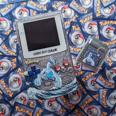 LUGIA X GREAT WAVE OFF KANAGAWA 🌊

Of course, I had to post for #ArtistShellSaturday 🎨

✨Fun Fact: I always name my player SILVER in any new Pokemon game I start. In all caps of course 

I want to give a huge shout out to Mike @visualpixel.co for the hook up on the buttons 😍 This whole project meant a lot to me as it's a wedding gift for my best man. Honestly, the PokéBall buttons tie this whole build together IMO. If you aren't already, definitely give Mike a follow and check out his page! Thanks again for this sweet set! 🙏🏻

 💫 Shell designed/spray painted by me and UV printed by @bluishsquirrel.

💢 Clear cartridge shell from @retrogamerepairshop

🚨 Custom Lugia cartridge label from @nxt.stop.please

It has been an absolute pleasure working on this project and it's somehow even more stunning in person when the light hits the glitter. I'll have to try and take a proper video of it some day before I get it to @datmitch - sorry bro. You'll just have to wait a little bit longer 😉😂

There will be some more custom builds in the future! If you're interested in your own custom shell, you can commission me on Ko-Fi - link in bio 💥

That's all for now, friends. Hope you're all enjoying your weekend!
.
.
.
_____________________________________________________
#pokemon #pokemoncommunity #pokemongame #pokemongen2 #lugia #hooh #pokemonsilver #pokemongold #legendarypokemon #johto #totodile #cyndaquil #chikorita #moddedgameboy #90saesthetic #90sgames #retrogames #retrogamingcommunity #portableconsole #handheldgame #greatwave #greatwaveoffkanagawa #pokemontcg  #pokemontcgcommunity #customgameboy #90svibes #retrovibes #gamefreak #nintendogames