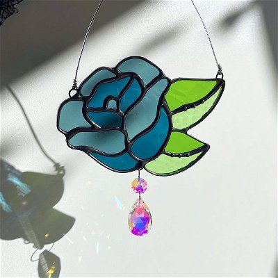 I cannot express how perfect these little roses are, when they’re placed in direct light the crystal sprays hundreds of little rainbow flecks throughout the space. Instant serotonin boost 😭😭😭 .
.
.
#stainedglass #stainedglassartist #stainedglassart #createeveryday #uniquegifts #glassartist #whimsicalart #suncatcher #artistsofinstagram #design #art #instagood #serotonin #satisfying #floralart #roses