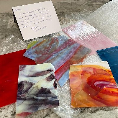 It was so fun participating in the #summerdazeglassswap 
I received my package today and was blown away by @planternglass generosity. 

Thank you again Katy 🥹🥹 These funky pieces are right up my alley! 

Huge shoutout to these guys below for orchestrating this swap and creating a fun and unique way for us glass freaks to interact!

@giddy.glass 
@atlasglassart 
@lostsierraglass .
.
.
.
#stainedglass #glassart