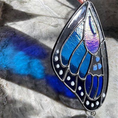 EDIT: SOLD 🛑 Happy Friday, my friends! 🦋What are you getting into this weekend? I’m heading to Barnes and Noble to pick up a cozy fantasy book I’ve been waiting forever to release! ✨🫶🏻 .
.
.
. #stainedglass #glassart #butterfly #butterflyart #monarchbutterfly #blue #fusedglass #bullseyeglass #solder #copperfoil #homedecor #wallart #suncatcher