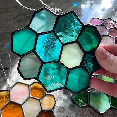 Happy Sunday! There are four of these honeycombs available, you know where! These pieces are made of my most prized glass, lots of special vintage and discontinued pieces I’ve been hoarding. No two honeycombs will ever be alike. They are truly unique and the perfect little display of what kind of magic can happen when you mix color and light ✨🥹 .
.
.
.
#stainedglass #glassart #suncatcher #colorandlight #rainbowrefraction #makersofinstagram #gradientart #christmasgiftideas #glassdesign #uniqueart #uniquegifts #madeinflorida #vibrantcolors #honeycomb #stainedglasshoneycomb #obscureglassworks #vintageglass #glasscollector