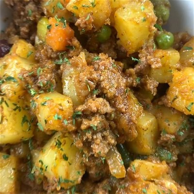 Hey should I drop the full recipe? 

This is diced Irish potatoes sauteed in spicy minced beef.

#ijayskitchenlovers#nigerianfood #nigerianfoodblogger #canadianfoodblogger #nigerianfoodie #nigerianrecipes #foodblogger #foodblogger #foodlover #foodies