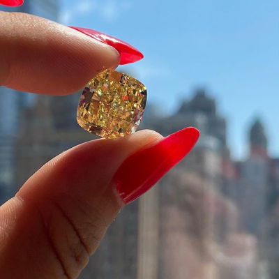 Did you know.. When purchasing or grading diamonds we always place the diamond in a white card shown in the video to see how saturated the diamond is! Also to compare it to similar diamonds to see which is the strongest ✨
.
Only by @rarecolors_ 
.
#naturaldiamonds #cushioncutdiamond #yellowdiamonds #diamondring #style #jewelryaddict #jewelryaddict