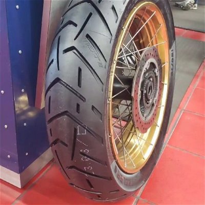 New shoes for the #africatwin #honda. Found me some #metzlertires. The #tourancenext2. So far about 400 miles on the suckers and they feel tremendous. Still working out what pressure to run on the bike. If you have any suggestion for a laterally laced twin wheel on similar or same tires. I know they are new to the market but ill take what i can get. Thank you to @advancedcerakote
For the gold on the bike. Always looking fresh. Go get some stuff done by these guys!

#hrc #hrchonda #metzler #next2 #tourance #adventuresports #adventuresports #roadtrip #touringmotorcycle #touring #touringbike #streettires #tubeless #motorcycle #motorcycleparts #motorcyclepaint #orlando #oviedo #chuluota #casselberry #winterpark #wintersprings #cerakote #sanford #deltona #newshoes #whatsnext