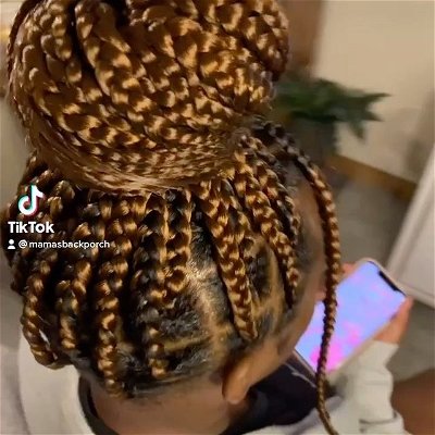 Medium|
 Midback|
KBB’s |
in color 30 for the summer look for baby girl. 

Keep it cute+
Keep it simple+
Keep it light +
———————-
= summer hair

#mamasbackporch #knotlessboxbraids #knotlessbraids #kidsbraids #kidsknotlessbraids #gentlebraider #lasvegasbraider #licensedbraider #summerbraids #summerbraidstyles #summerhairstyles #therealmamasbackporch #kidclients #appointmentsonly #simplebraids #easysummerhair #easysummerstyle #braidedbun #ombrebraids #kidfriendlystylist