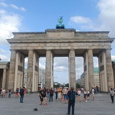 🇩🇪 Tag 20 - Aujourd'hui c'est l'Allemagne, en passant par Berlin !

Une longue route nous attendait, et une fois arrivé sur place nous avons fait la queue pour manger le meilleur kebab au monde celui du Mustafa's Gemüse Kebap ! 🥙

(bon on a attendu 2h pour l'avoir, c'était bon mais 2h ....🥲😂)

Le restant de la journée c'était une balade à pied et en trotinette pour voir les grandes avenues et bâtiments historiques ! 😁

La porte de Brandebourg, le Reichstag, Fernsehturm de Berlin...🤩

#205 #peugeot205 #peugeot205generation #europraid #europraid2023 #humanitaire #allemagne