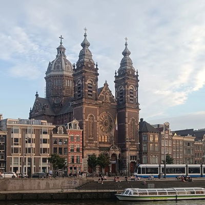 🇳🇱 Dag 21 - Réveil matinal pour 7h de route en direction les Pays-Bas à Amsterdam !

Nous avons commencé la visite avec la gare d'Amsterdam, le centre ville, la maison d'Anne Frank et le musée d'art Rijksmuseum ! 

Une pause pour manger des pancakes et c'est reparti ! 

Puis nous avons fait une belle balade sur les nombreux ponts d'Amsterdam, quelle belle ville ! 🥰

Une superbe journée que nous avons passée au côté des @les.orthosenvadrouille ❤️

#205 #peugeot205 #peugeot205generation #europraid #europraid2023 #humanitaire #paysbas