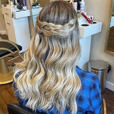 Yes the waves needed their own post, but the styleeeeee😍😍 #styleinspo #braids #trending #behindthechair #modernsalon #mamaroneck #bestofwestchester  #hairinspo #hairporn #wavyhair #blonde #balayage
