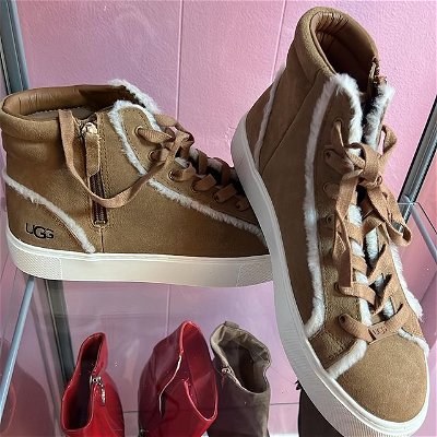 Check out these gorgeous @ugg brand sneakers warm on the inside and super comfy size 8.5 never been worn! Stop in store today to grab them or they ship out and arrive to your home in 2days! 
👢👢👢UGG size 8.5 womens $45

#winterstyle #winterthrift #albanythrift #preloved #ugg #uggboots #colonieny #lathamny