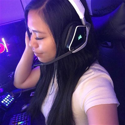 flexin the new Corsair VOID RGB Elite Wireless Headset I got 🔥 I have been having issues with my mic input & so I was gifted these! until we find an alternative to get my mic work again! I AM OBSESSEDDD! @corsair 💫