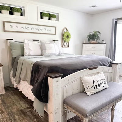 The coziest bedroom from @jenniechreene91. We’d never want to leave 🤩
.
.
.
.
#claytonhomes #homeowner #bedroom #bedroomgoals