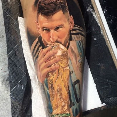 Nada más lindo que ver a Messi feliz, ahora imaginate llevarlo en la piel ❤️🫶🏻🏆🇦🇷 esta vez en la pierna de @ale.mellis
.
.
.
.
#tattooargentina #leomessi #argentinacampeon #qatar2022 #andapallabobo #lionelmessi #messitattoo #realistictattoo #tatuajerealista #tatuadoresargentinos #argentina #fifaworldcup