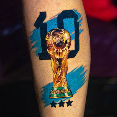 Molesssto con una copilla porr favorrr 🏆🇦🇷💙 @leomessi @afaseleccion @scalonetamundial
.
.
.
.
.
.
.
.
.
.
.
.
.
#tattoo #tatuaje #tattooideas #leomessi #tattooart #tattooartist #tattoostyle #colortattoo #messi #messiargentina #messitattoo #argentinatattoo #scaloneta #argentinacampeon #lionelmessi #worldcup #mundial2022 #mundial #tattooargentina #worldcuptattoo #buenosairestattoo