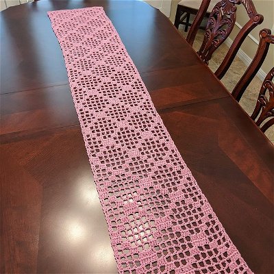What a pretty table runner! A new pattern from @sandithe0. It should be in her @ribblr_it shop soon.
#crochet #filetcrochet #yarn #crochetersofinstagram #crochetismyyoga