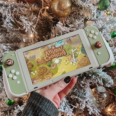Animal Crossing🎄
It’s December so it’s HERE✨ A christmas tree photo has finally made the feed🥰 I have a whole new tree this year as this is the first christmas in my new home! I chose to go for a snowy theme this year, warm and cosy, gold and green🎄 Do you have a theme on your tree? Still busy playing PS5 but i’m thinking i might return to AC over the christmas break! 
*
*
𝐀𝐜𝐜𝐨𝐮𝐧𝐭𝐬 𝐲𝐨𝐮 𝐬𝐡𝐨𝐮𝐥𝐝 𝐜𝐡𝐞𝐜𝐤 𝐨𝐮𝐭:
✨ @playerpluto 
✨ @emmalition 
✨ @simple.hylian 
✨ @playercooshinx 
✨ @merenguexo 
*
*
𝐓𝐚𝐠𝐬
#nintendo #nintendogames #girlgamer #acnh #nintendods #animalcrossingswitch #game  #gamer #gamingfolk #gamingnation #nintendoacsessories #consolegaming #animalcrossingcommunity #instagood #gamergirl #animalcrossingaesthetic #cozygames #instagamer #playstation #nintendocollector #nintendoswitch #gamergirl #photooftheday #animalcrossing #gameroninstagram #gamingcommunity #nerdstagram #fall #cozygaming