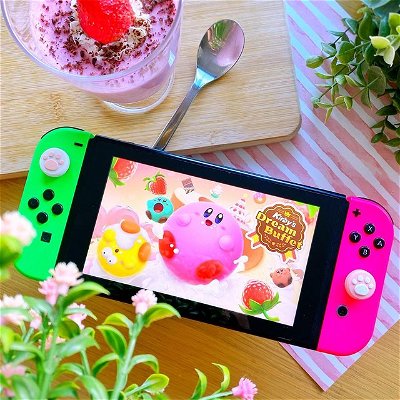 💖¡El día más dulce ha llegado!✨

Kirby's Dream Buffet ya esta disponible en la Nintendo eshop a partir de hoy, 17 de Agosto, por un precio de 14,99€😻🍰

Este simpático y dulce multijugador tiene varios estilos de juego:

🍓Carreras: Comer, rodar y seguir comiendo
🍦Minijuegos: Comer esta siempre en nuestros planes, pero en diferentes y divertidos escenarios
🧁Batallas: Algo muy parecido al Super Smash, dónde tendremos que tirar a nuestros contrincantes de deliciosas plataformas

Ideal para jugarlo con familia y amigos 🙌🏻💜 pero si lo prefieres también jugarlo single player 😻

Además podremos subir de rango gourmet y tener diferentes disfraces y trajes para vestir a Kirby 🤭

Y también una tarta propia para decorarla con los logros que saquemos a lo largo del juego 😻

Yo solo veo diversión y deliciosa comida ¿Qué más se le puede pedir? 💖🍪

¿Lo vas a probar? ¿Te gustan los juegos de Kirby?🍫¡Te leo!✨👇🏻

PS: El precioso postre es obra de mi mamá @lolysanp 😻 ¿En quién creéis que se inspiró para hacerlo?

¡Muy feliz miércoles, gamers!🙌🏻

Andru 💜

—
💖✨The sweetest day has arrived !

Kirby's Dream Buffet is now available on the Nintendo eshop starting today, August 17, for a price of 14,99€😻🍰

This cute and sweet multiplayer has several play styles:

🍓Races: eat, roll and keep eating.
🍦Minigames: Eating is always in our plans, but in different and fun scenarios.
🧁Battle royal: Something very similar to Super Smash, where we will have to throw our opponents from delicious platforms.

Ideal to play it with family and friends 🙌🏻💜 but also single player 😻

In addition we can rank up and have different costumes and outfits to dress Kirby 🤭

And also our own cake to decorate it with the achievements we get throughout the game 😻

I just see fun and delicious food 😻💖🍪

Are you going to try it?, Do you like Kirby games? 🍫I read you!!!✨👇🏻

PS: The gorgeous dessert was made by mom @lolysanp 😻 Who do you think she was inspired to make it?

Happy Wednesday, gamers!🙌🏻

Andru 💜

—

✨Amazing accounts and gaming partners are tagged⭐️

—