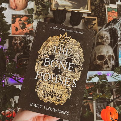 “The forest did not scare her; rather, she wanted to be like it: ageless and impervious, cruel and beautiful. Death could not touch it.” 🌲

This book was a different take on zombies and I LOVED it. It delved into themes of death and grief with some cute comic relief! 

update: I started streaming on Twitch and it has been a bit overwhelming, but I’m enjoying it! I think I still need to come out of my shell a bit. Also picking a game to stream is always a struggle for me 😭 but follow me on twitch if you wanna support, thank you to everyone who has stopped by stream so far 🖤

• • • 
partners 🦇

✨ @alexisciara.cozy 
🍄 @cozywithjada 
🫧 @mosspuppi 

• • •

🏷️ #reading #read #bookstagram #book #booktok #fallbooks #autumnbooks #falldecor #fall #autumn #autumn🍁 #autumndecor #autumnvibes #cozy #cozyhome #cozyvibes #death #grief