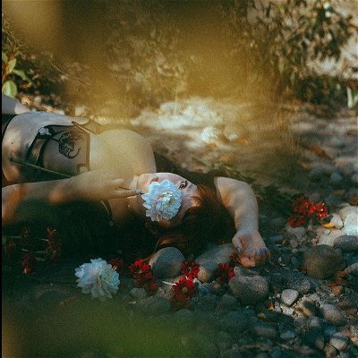 I wish you roses 🤍🥀
•
•
•
Haven’t been feeling the best about myself so I decided to book a shoot with @wondrashoots and it was everything I needed and more 💗
