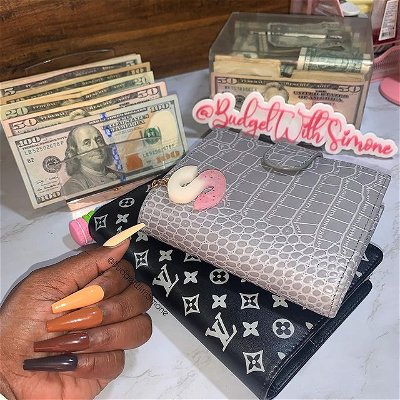 - * Hi 👋🏾. We Soon Say “So Long 2022”🎉. This Year Went By So Quick & It’ll Be Time To Count A Lot Of My Sinking Funds + Money Box 🤑.
•
•
Lux Inspired Binder + 💅🏾: @PressedandApplied 
Money Box & Cash Tray: Linked In ByeOH (Amzn Storefront -> Budgeting Favs) 🖤.
