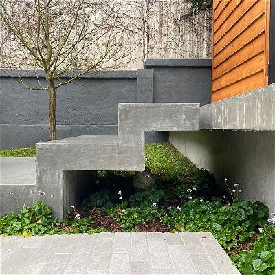 The concrete stair detail cantilevering over the garden adds a really nice feature to this space. We left a gap between the stairs and the top landing to highlight what can be achieved when working with concrete.