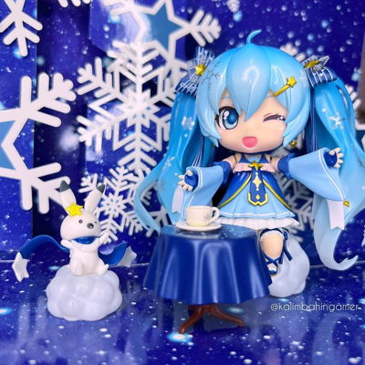 #701 Nendoroid 
Snow Miku: Twinkle Snow Version ❄️

This came out in 2017 when Snow Miku celebrates her eighth anniversary in 2017. The theme for that year is 'Stars and Constellations of Winter Hokkaido,' and Nishina illustrated the winning Snow Miku design, which has now been turned into this adorable Nendoroid!

Checkout my lovely IG partners!
@nitanerd @pynk_gamer @everyday.di @emree_uwu @_.peachybunny._ @biga.gg @smr.jx @cozytendo @babyymiku.sama @cinnaxroll_ 

#nendoroid #nendoroids #nendoroidseries #gscfiguresirl #nendoroidcollection #nendoroidphotography #nendoroidcollector #nendoroidphoto #goodsmile #goodsmilecompany #gsc #snowmiku #snowmiku2017 
#snowmikunendoroid #hatsune #hatsunemiku #mikuhatsune #kawai #toy #toyphotography #toyinfluencer #toycollector #toycollection