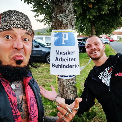 Heute zu Gast... 
... Morgen auf der Bühne! 

Die 1.  V.e.r.s.u.s Akkustikshow wartet auf uns und euch beim @sinnerrockfestival 

Ps: Tickets gibt's noch an der Abendkasse! 

Bis morgen 💥

Eure B.U.B.E 
🤜❤️‍🔥🤛

#versus #versuslive #gutsach #openair #Festival #Sommer #Sonne #rocknroll #arenarock #handgemachtmitliebe #davonmorgenganzviel #äußerstgutsach #versusffm