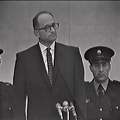 Adolf Eichmann, den nazistiske SS-officeren som organiserade Hitlers "slutliga lösningen på den judiska frågan", dömdes till döden av en israelisk krigsförbrytardomstol 1961.

Efter andra världskrigets slut flydde han till Argentina där han arbetade för Mercedes-Benz under det falska namnet Ricardo Klement.

Efter ett decennium tillfångatogs Eichmann så småningom och utlämnades därefter till Israel.

#EichmannOnTrial - Sänds imorgon kl 21.00. 📺