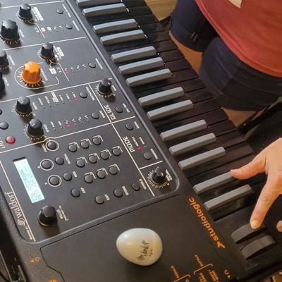 A quick look at the new synthesizer we've been using live and how we layer custom patches. We'll have the Studiologic Sledge with us at @awesomemomshows this Saturday (Aug. 5), so come hear it in person

#synth #studiologicsledge #sledge #synthesizer #hamiltonmusicians #hamiltonmusic #hamontmusic #keyboardplayer #keyboard