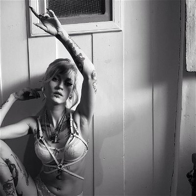 Luz y ombra 🌒 
✖️
✖️
✖️
✖️ #selfportrait #shadows #blackandwhitephotography #photography #photooftheday #tattoo #ink #tatuajes #tatuaje #blackwork #tattooed #inkgirl #alternative #lingerie #harness #witch #witchy #occult #bodypositive #girl #girlpower #selfconfidence #whitelingerie #modeling #punkgirl #cyberpunk #darkart #darkartists