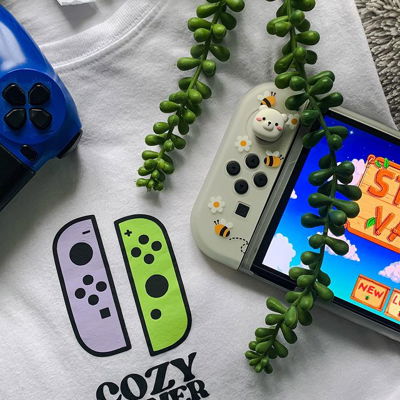 create a flatlay with me🤍showing off the gorgeous “cozy gaming” top from @petimint 🥰once again, thank you so much for sending me over the softest top with the prettiest switch joy con colours on😍i love throwing this on, especially when i’m in the mood to sit down and play stardew valley🫶🏻
-
want to shop my setup? link in bio will take you straight there🤍
-
🍄partners:
@shans.little.gaming
@calascozycorner
@cozyxsky ​​​​​​​​​​​​​​​​​​​​​​​​​​​​​​​​​​​​​​​​​​​​​​​​​​​​​​​​​​​​​​​​​​​​​​​​​​​​​​​​
@_sleepysable ​​​​​​​​​​​​​​​​​​​​​​​​​​​​​​​​​​​​​​​​
@simplystephmay 
​​​​​​​​​​​​​​​​​​​​​​​​​​​​​​​​​​​​​​​​-
🏷#cozygamer #cozygaming #cozygamingcommunity #cozygamergirl #gamergirlsetup #gamergirlsetup #pcsetup #pcgamer #setupinspo #setupinspiration #setupgamer #deskinspo #gamingsetup #desksetup #nintendoswitch #nintendogirl #nintendogamer #playvital #gamer #femalegamer #femalegamers #gamergirl #switchgamersofinstagram #pcgamer #setup #pcsetups #pcgamers #reels #reelsinstagram #petimint
