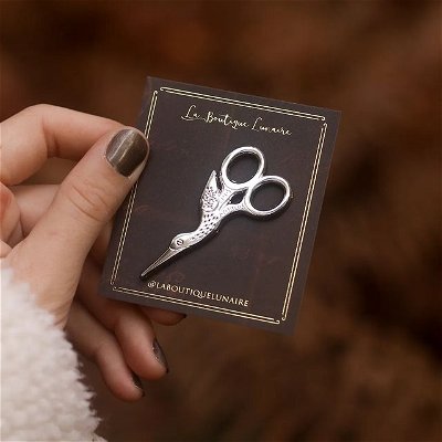 💫 HAPPY NEW YEAR GIVEAWAY 💫 closed / winner : @theresilientgarnet

To celebrate the new year but also the last year you've spent with me, supporting my small shop, here is a chance for you to win a Silver Stork Scissors enamel pin!

✂ Rules :
- Follow @laboutiquelunaire & @estelleheart 
- Share this post in your story for 24h and don't forget to tag me so I may see it (private accounts : send me a screen shot of your story)
- Leave a comment by telling me one thing you'd like to do in 2023

✂ International giveaway opens until Saturday 14th January. One winner will receive the pin pictured above.

✂ Be careful! Only the account @laboutiquelunaire can deliver the results. Beware of frequent scams from accounts spoofing identities. 
____

[FR] Pour fêter la nouvelle année, mais aussi l'année que vous avez passée avec moi, à soutenir  ma petite boutique, voici une chance pour vous de gagner un pin's Ciseaux Cigognes argentés !

✂ Pour participer :
- Suivre @laboutiquelunaire et @estelleheart 
- Partager ce post en story pendant 24h, sans oublier de m'identifier pour que je puisse le voir (comptes privés : envoyez moi une capture d'écran de votre story)
- Commentez en me partageant une chose que vous aimeriez faire en 2023

✂ Le concours est ouvert à l'international et se termine Samedi 14 janvier. Une personne remportera le pin's visible sur le post.

✂ Attention ! Seulement le compte @laboutiquelunaire pourra donner les résultats. Méfiez-vous des arnaques fréquentes de comptes usurpant les identités.